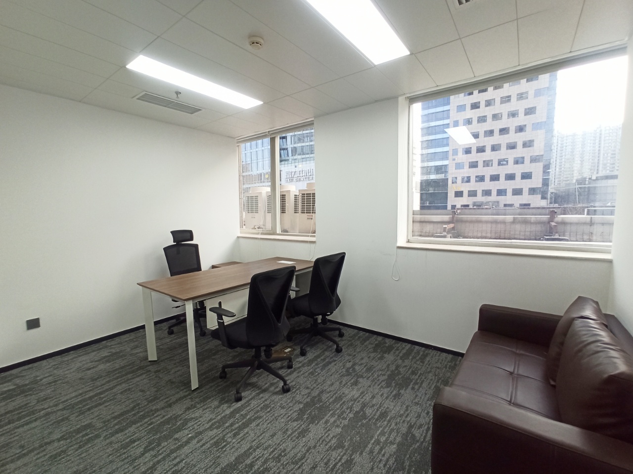 全新精装中，配全套办公家具