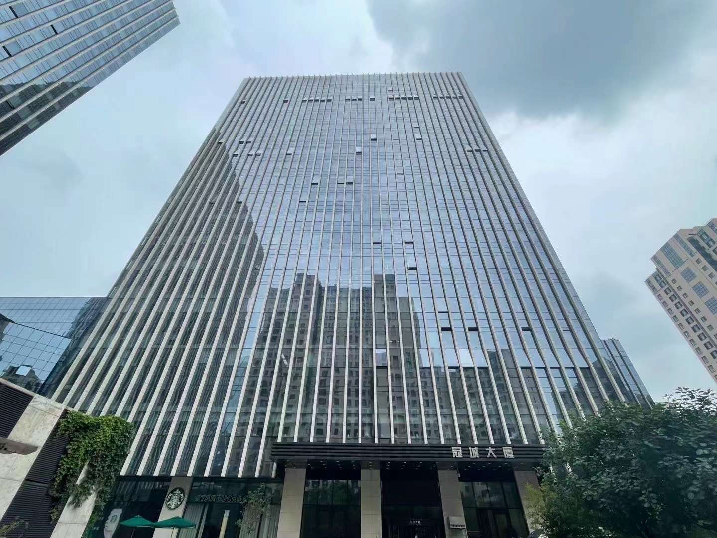 冠城大厦精装修带家具520㎡、正对电梯间东南朝向