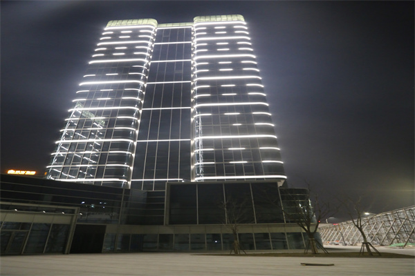 通州绿地中央广场办公楼夜景照片