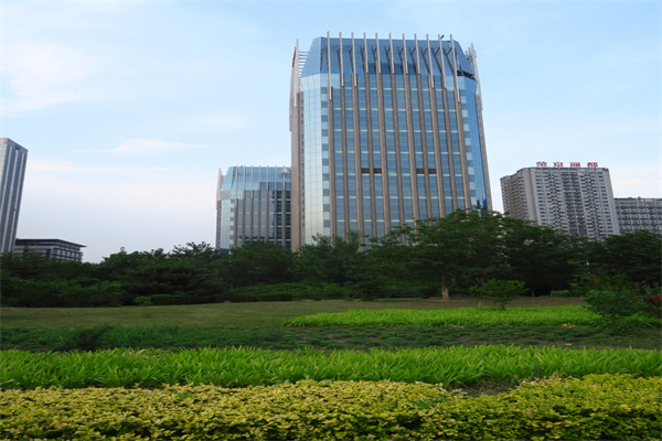 亦城财富中心外景竖