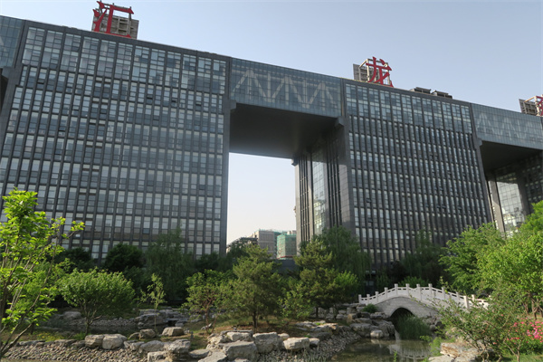 外景主楼背后