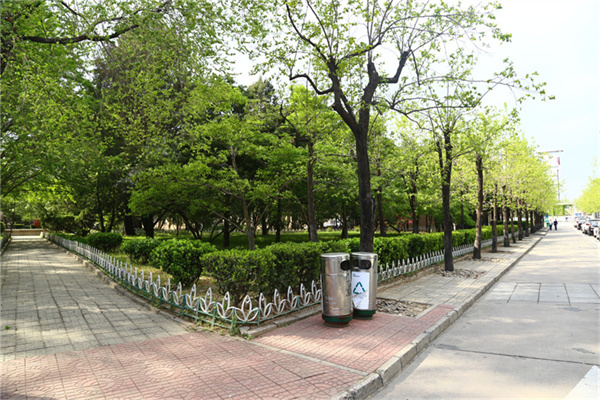 首信大厦B1号楼园区院内景色2017年4月拍摄