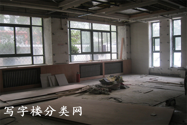 团结湖大厦一层正在装修201110