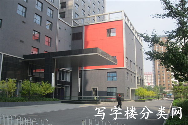 面向院内的大门