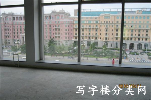 内景毛坯落地窗户1