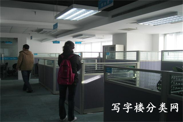 内间二人看房