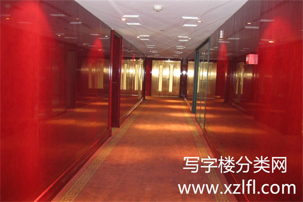 走廊更红