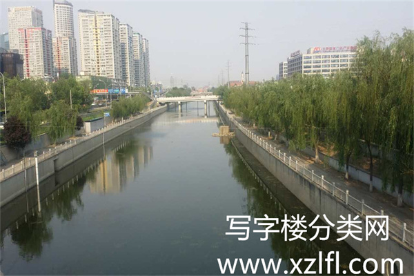 万利中心大厦紧邻通惠河2016年5月拍摄
