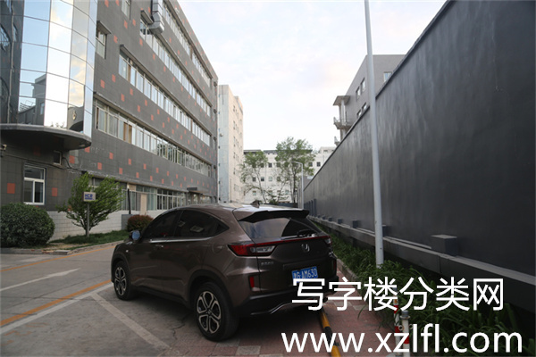 将台路北广集团科技创意园写字楼南楼院内景色_副本