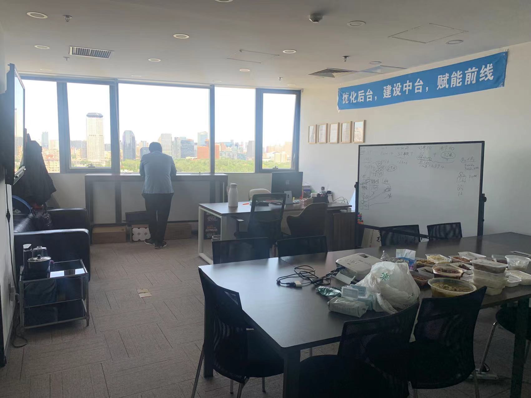 三里屯SOHO223.32平米遗留装修租金商量急租
