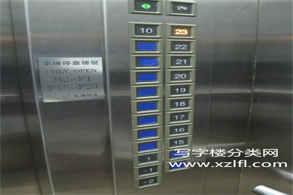 电梯内