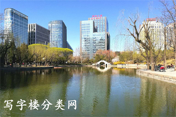 靠近公园的写字楼。北京东三环与东二环之间
