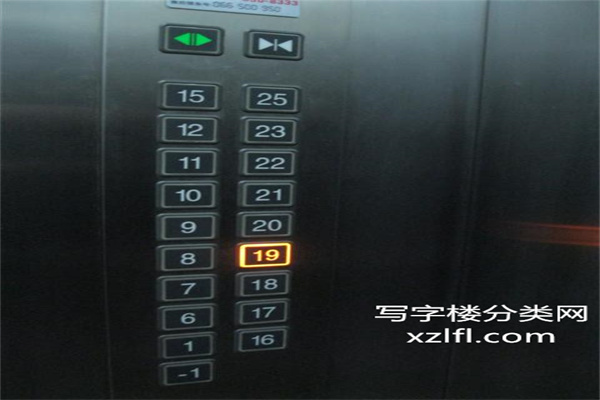 电梯内