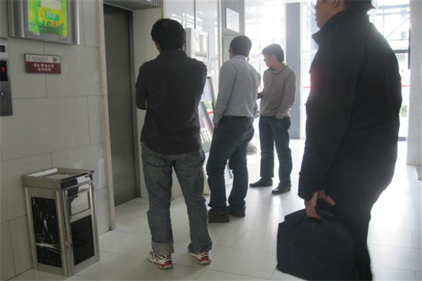 德胜置业大厦一层电梯间