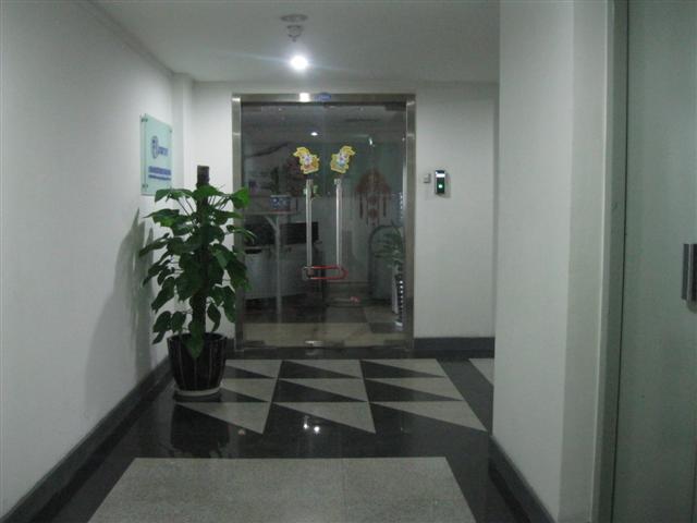 天行建商务大厦走廊门口