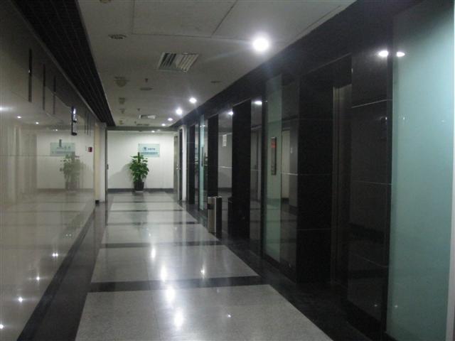 天行建商务大厦电梯间