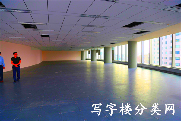 启皓中心——启皓大厦吊顶白墙网格地板无装修