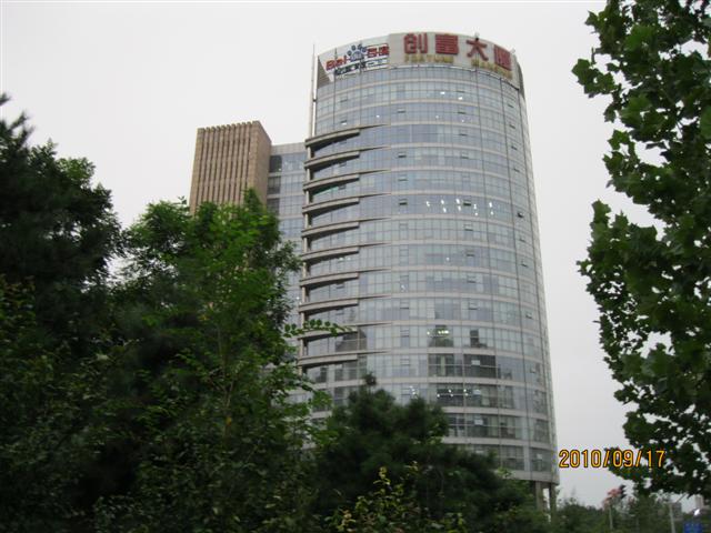 创富大厦【租售物业客服联系电话：大堂戳着一个牌子也写有出租：010-62622269。    某层窗户上以及路牌指示上写有招租电话：010-62625518。    二层楼体的窗户上写有小写字间出租：010-59861888】