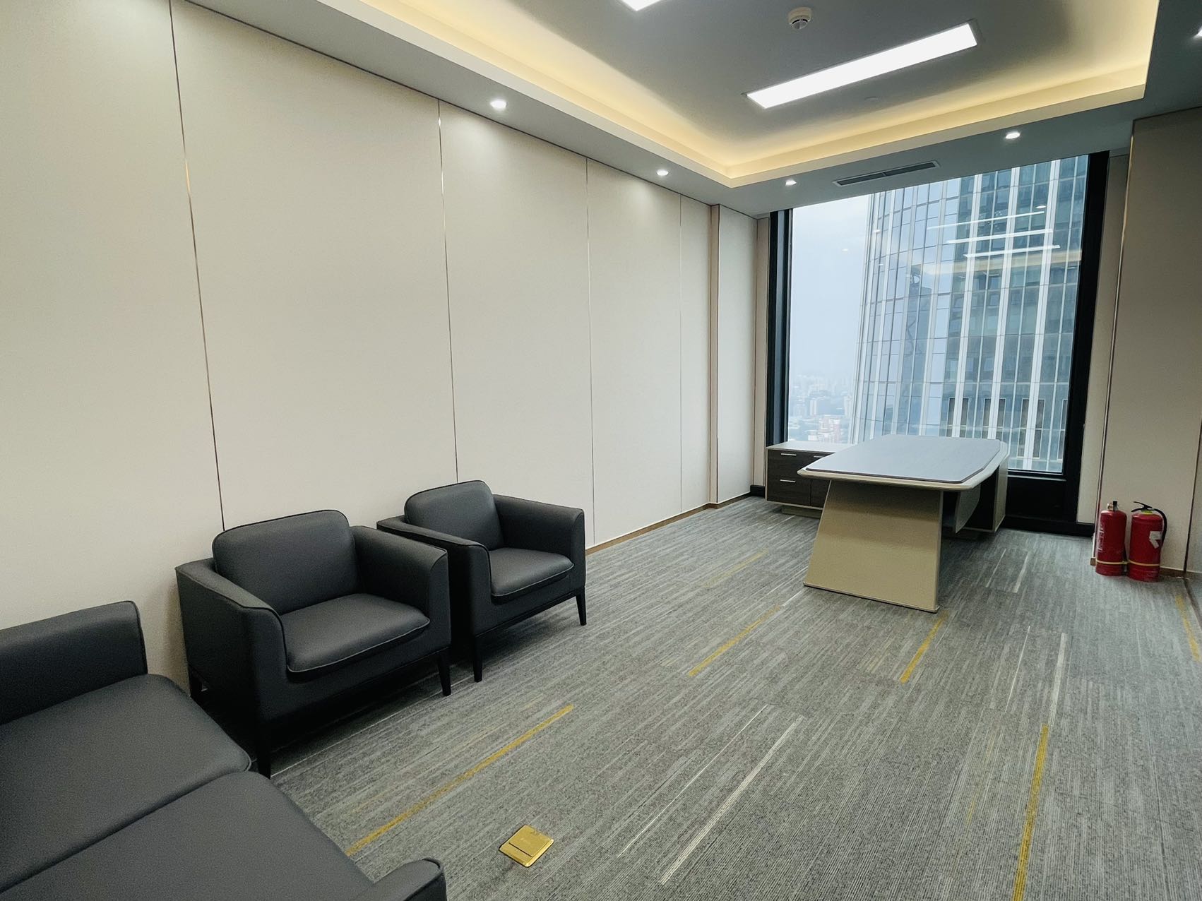 众秀大厦：格 局：4间办公室室、1间会议室、24工位