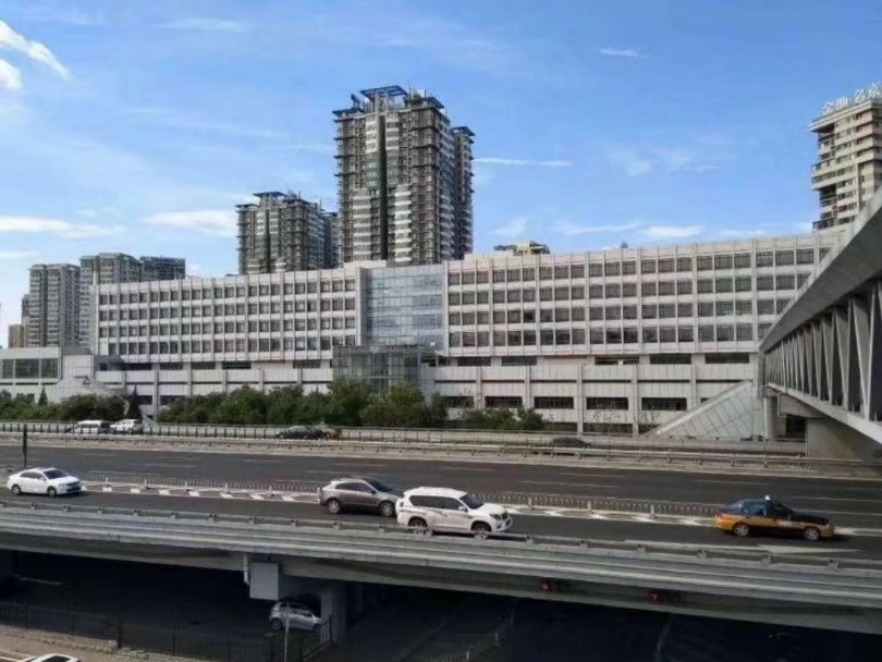 四惠地铁站 京通大厦310平精装全套家具 5个到顶隔断