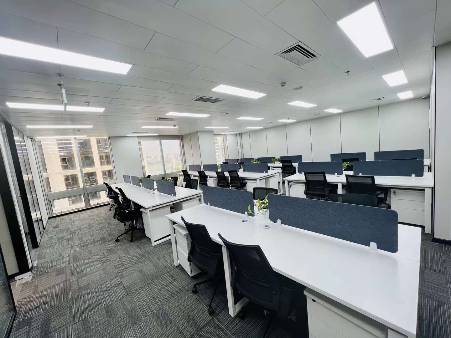 四惠地铁站 京通大厦310平精装全套家具 5个到顶隔断