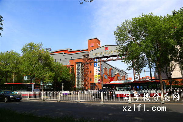 学院8号大门口照片