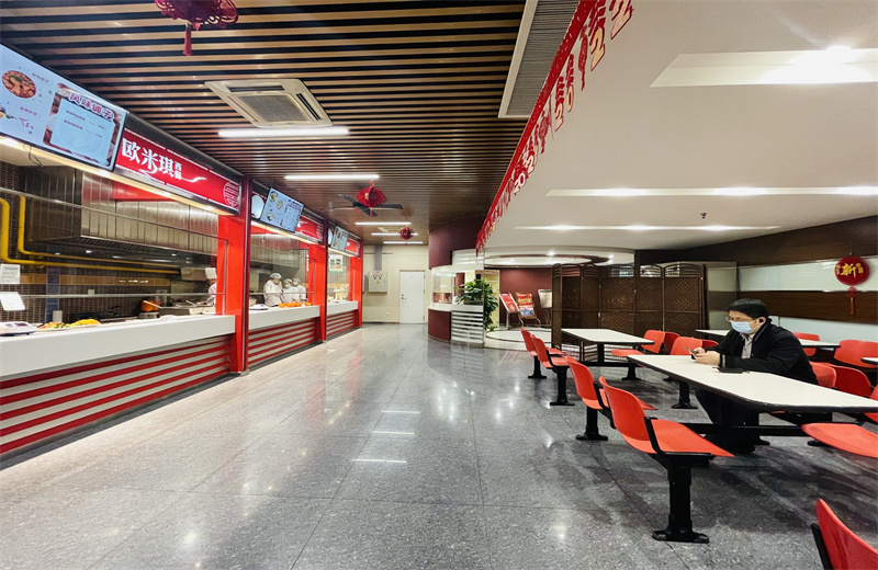中国尊、凤凰国际传媒中心，大厦的员工餐厅在几层？