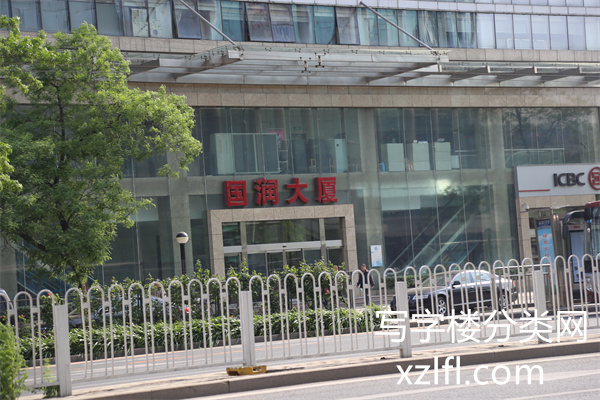 国润大厦大门口