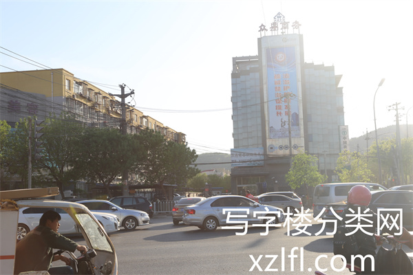 众鼎商务大厦——众鼎大厦众鼎商务大厦外景2017年4月逆光拍摄照片