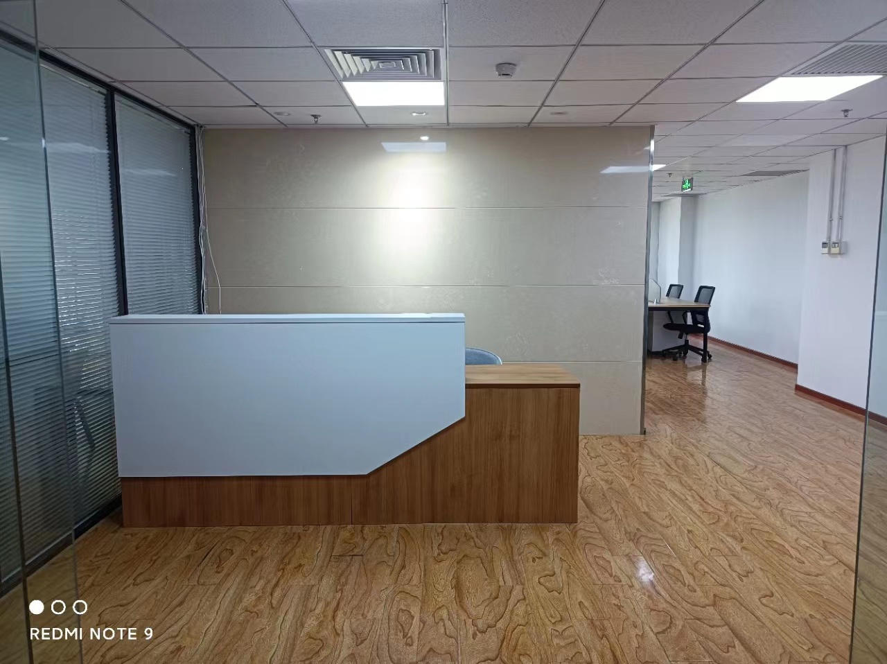 双子塔霄云中心最好写字楼精装修带家具326平米价格低4元可租东南向可注册