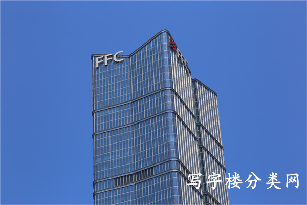 FFC财富金融中心对比国际俱乐部大厦，优势劣势