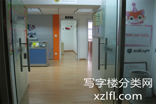 恒兴大厦低楼层办公楼某门口景色