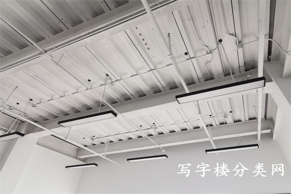 一些钢结构楼承板的写字楼，类似违建房，给人不踏实的感觉