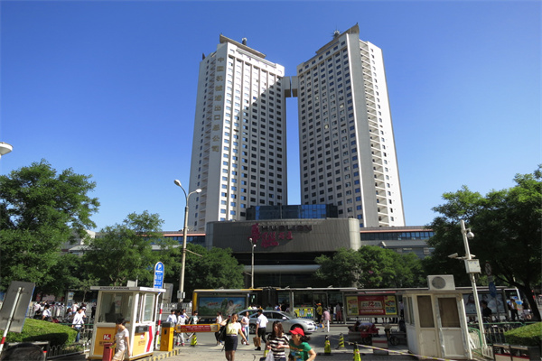 四川经贸大厦，简称四川大厦，联系电话请参考：010-88337035，010-68364805，010-68364645