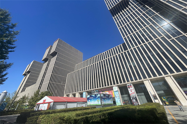 万达广场5号楼、12号楼，一个商住楼一个纯写字楼，朝向好，可以注册公司