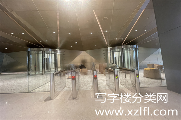 国贸三期，B座，下面是商城，上面有新国贸饭店