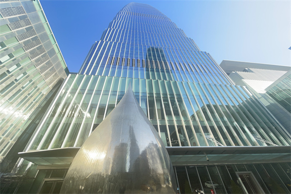 国贸三期，B座，下面是商城，上面有新国贸饭店