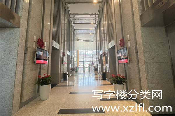 国航世纪大厦，主楼，附属楼，有精装修带办公家具的出租。大堂内有Costa Coffee考斯特咖啡，还有全家便利店，国药肽谷，青鸟健身等，纯7A写字楼，是燕莎商圈品质较好的写字楼之一。大厦分为高低区乘坐电梯，低层最高到12层。入驻率较高。一层还有会议室，中建铁建设集团的宣传展览区域。现有一块为大型公司准备的约半层出租户型，看天元港中心和远洋新干线、联邦公寓、现代汽车大厦景观。配套酒店食堂美发中控室监控物业管理是国航物业公司。 室内有吊顶，网格地板，玻璃隔断间。欢迎有求租意向的客户拨打我的电话，带您看房成交。