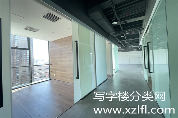 国航世纪大厦，主楼，附属楼，有精装修带办公家具的出租。大堂内有Costa Coffee考斯特咖啡，还有全家便利店，国药肽谷，青鸟健身等，纯7A写字楼，是燕莎商圈品质较好的写字楼之一。大厦分为高低区乘坐电梯，低层最高到12层。入驻率较高。一层还有会议室，中建铁建设集团的宣传展览区域。现有一块为大型公司准备的约半层出租户型，看天元港中心和远洋新干线、联邦公寓、现代汽车大厦景观。配套酒店食堂美发中控室监控物业管理是国航物业公司。 室内有吊顶，网格地板，玻璃隔断间。欢迎有求租意向的客户拨打我的电话，带您看房成交。