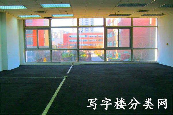 学校选址需要具备，该项目的土地性质必须是教育用地。