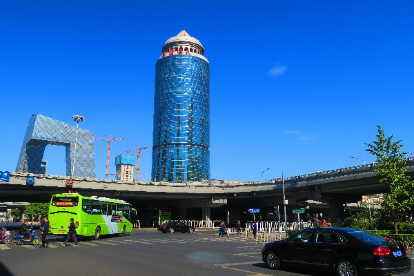 位于北京市国贸桥东北角儿的这个知名写字楼，它的设计外立面为什么是一半玻璃幕墙