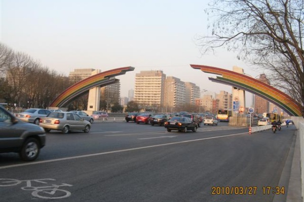 东四西大街临街商铺整层出租。  国资委直接出租。  第一，东城区前鼓楼院胡同7号三进的四合院整体出租
