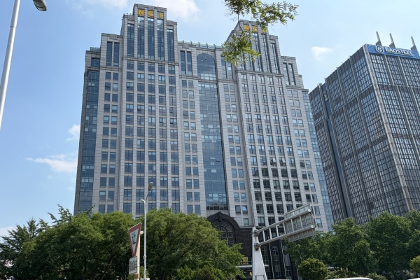 新华保险大厦精装修整层2091.81平米租金12元租