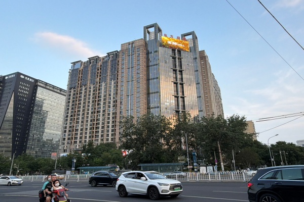 东直门桥附近，东方银座出租