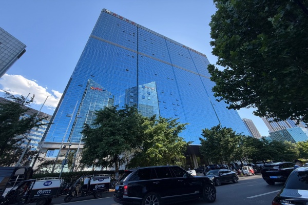 鹏润大厦，三元桥地铁站附近