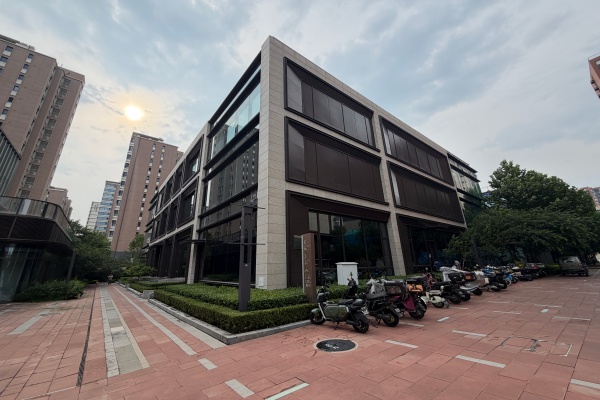 黄渠地铁站A口斜对面，写字楼智汇广场，实拍照片
