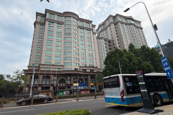 东便门，荷华明城大厦